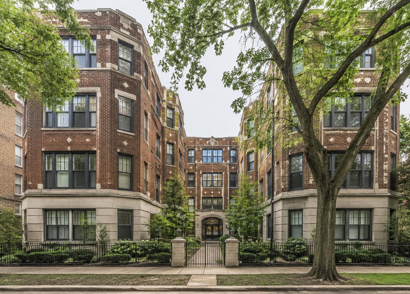 Chicago courtyard apartment building